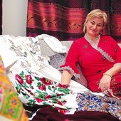 – Od czterech lat szyję te ubrania i chodzę w nich na Msze św. – prezentuje swoją kolekcję Anna Kozub.