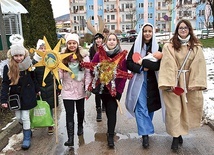 Kolędnicy w czasie swojej wędrówki po domach z Dobrą Nowiną dla mieszkańców i rówieśników z Afryki.