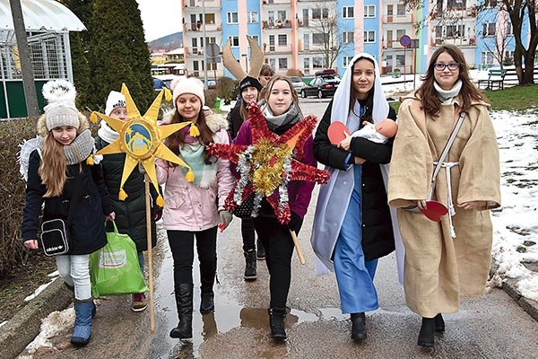 Kolędnicy w czasie swojej wędrówki po domach z Dobrą Nowiną dla mieszkańców i rówieśników z Afryki.