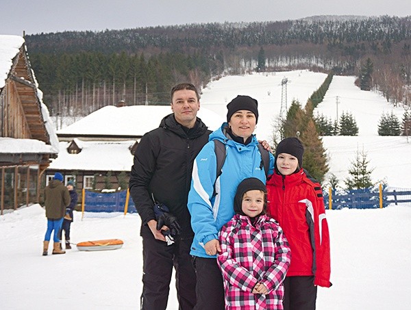 Anna i Piotr z córkami Marysią i Julią z Krotoszyna przyjechali na ferie do Rzeczki w Górach Sowich.  Spędzą je aktywnie,  ale bezpiecznie.