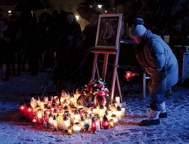 W całym regionie mieszkańcy spotykali się, by zapalić znicze i złożyć kwiaty.