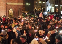 Mieszkańcy Elbląga oddali hołd prezydentowi Gdańska i wyrazili swój sprzeciw wobec agresji. 