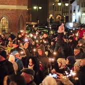 Mieszkańcy Elbląga oddali hołd prezydentowi Gdańska i wyrazili swój sprzeciw wobec agresji. 