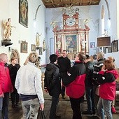 Ksiądz Jerzy Młocicki opowiada o miejscowym kościele przewodnikom malborskim.