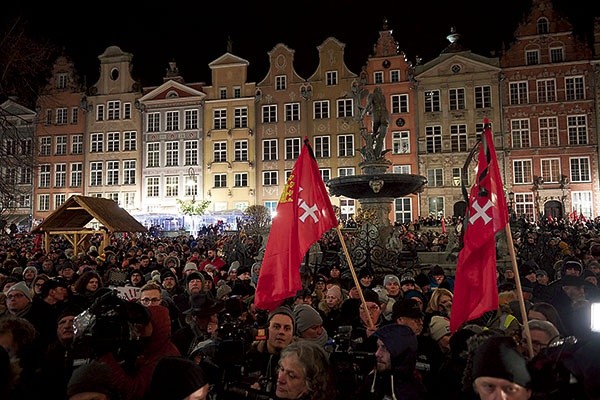 ▲	Tłumy gdańszczan zgromadziły się przed Dworem Artusa.