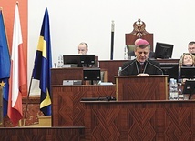 Biskup Roman Pindel podczas wystąpienia w Śląskim Sejmiku Wojewódzkim.