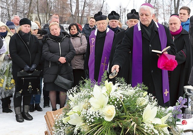 Ostatnie pożegnanie zmarłego kapłana.