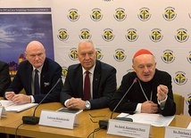 – Sprawimy, że stypendyści poznają i pokochają nasze miasto – zapewniał Tadeusz Krzakowski (w środku).