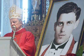 ▲	Bp Henryk Tomasik w radomskiej katedrze ogłasza rozpoczęcie procesu beatyfikacyjnego ks. Romana Kotlarza.