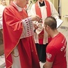 ▲	Krzysztof Alan przyjmuje chrzest.  
