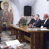 ▲	Po Mszy św. w podziemiach kościoła seminaryjnego odbył się panel dyskusyjny.