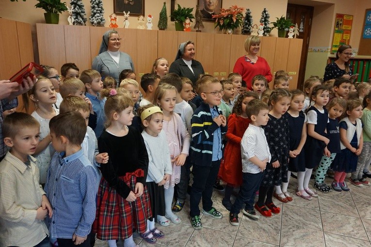 Dzień Babci w przedszkolu sióstr salezjanek w Nowej Rudzie