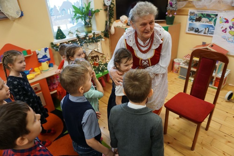 Dzień Babci w przedszkolu sióstr salezjanek w Nowej Rudzie