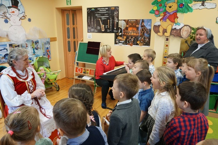 Dzień Babci w przedszkolu sióstr salezjanek w Nowej Rudzie