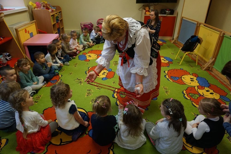 Dzień Babci w przedszkolu sióstr salezjanek w Nowej Rudzie