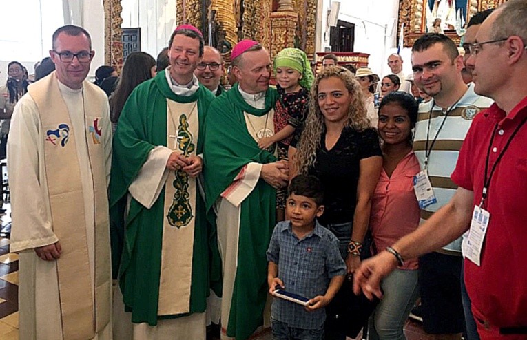 Bp Piotr Turzyński (na zdjęciu w środku z dziewczynką na ręku) w imieniu swoim i wszystkich młodych z diecezji radomskiej dziękuje za serdeczność i gościnność wiernym i mieszkańcom Villa De Los Santos w diecezji Chitré