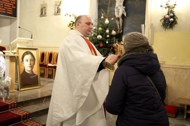 Na koniec nabożeństwa wierni oddali cześć świętej przez ucałowanie relikwii. Z relikwiarzem o. Rafał Sebastian Pujsza CP 