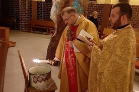 Ks. Przemysław Sawa i ks. Adrian Łychacz podczas celebracji święta Objawienia Pańskiego na Leszczynach