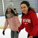 Siostry tańczą na lodzie