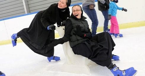 Siostry tańczą na lodzie