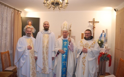 Wspólnota Braci Sług Bożego Miłosierdzia w swojej kaplicy z ks. bp. Andrzejem F. Dziubą