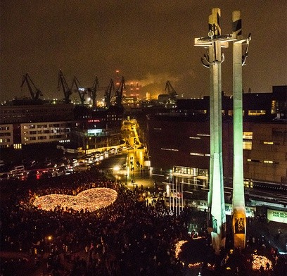 Gdańsk. „Największe serce świata” ze zniczy dla Pawła Adamowicza.