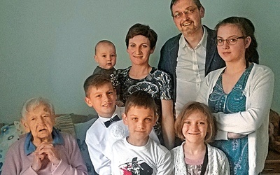 Rodzina Korpowskich wraz ze 108-letnią babcią pani Agnieszki.