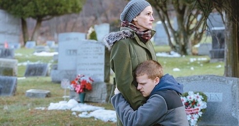 Julia Roberts jako zdesperowana matka i Lucas Hedges w roli ogarniętego narkotykowym  nałogiem syna.