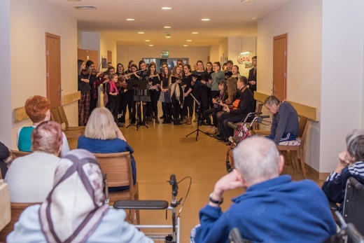 Młodzi szkół ZCBM w Hospicjum św. Jana Pawła II