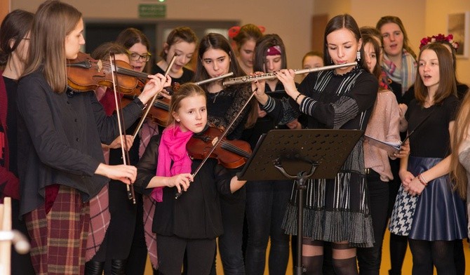 Młodzi muzycy z bielskich szkół "U sióstr" kolędowali w Hospicjum św. Jana Pawła II