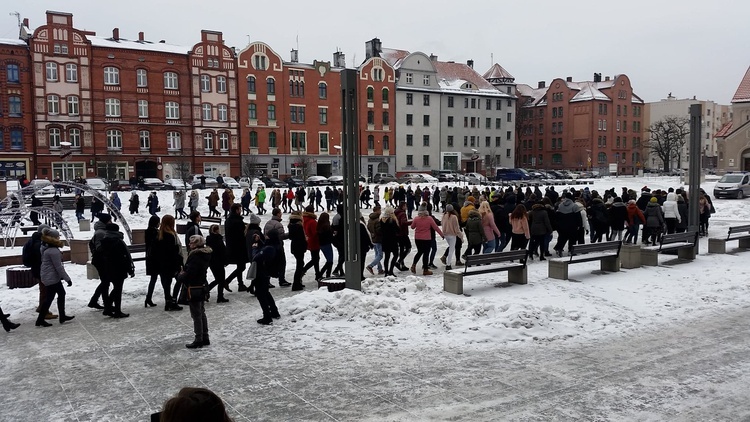 W Rudzie Śląskiej maturzyści zatańczyli poloneza na rynku