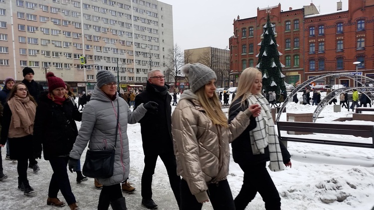 W Rudzie Śląskiej maturzyści zatańczyli poloneza na rynku