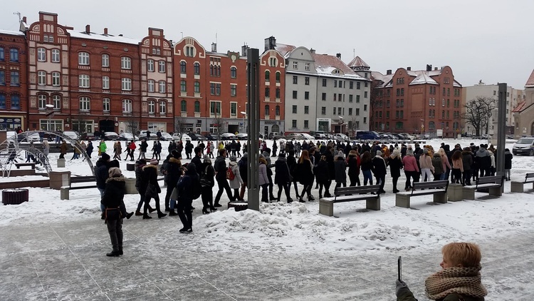 W Rudzie Śląskiej maturzyści zatańczyli poloneza na rynku