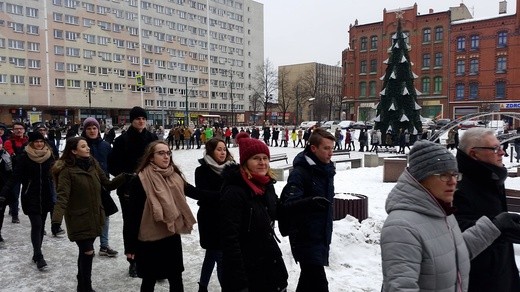 W Rudzie Śląskiej maturzyści zatańczyli poloneza na rynku