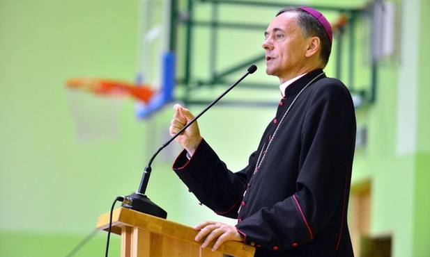 Bp Adam Bałabuch w czasie jednego z wystąpień