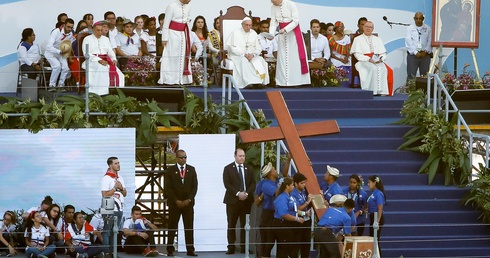 Tysiące młodych na Drodze Krzyżowej z Franciszkiem