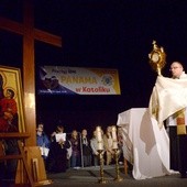 Nabożeństwo adoracji zakończyło błogosławieństwo Najświętszym Sakramentem przy obecności krzyża i ikony, wiernych replik symboli ŚDM