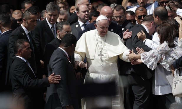 Franciszek podczas wyjścia z katedry spotyka się z wiernymi