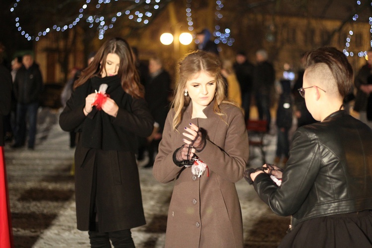 Polonez maturzystów na placu Wolności w Głownie