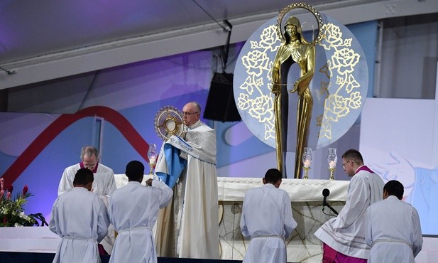 Papież błogosławi zebranych Najświętszym Sakramentem
