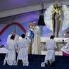 Papież błogosławi zebranych Najświętszym Sakramentem