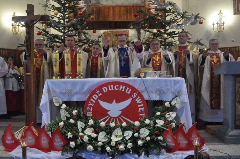 Bierzmowanie i poświęcenie w Obidzy