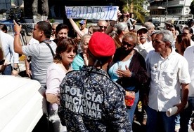 Guaido obiecuje amnestię, Maduro dowodzi manewrami