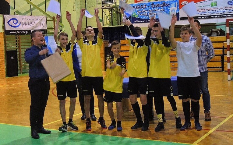 Zwycięska drużyna z Kończyc Małych z pucharem Bosko Cup