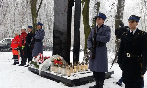 Zapalono znicze i złożono kwiaty pod pomnikiem upamiętniającym tragedię na terenie MTK