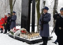 Zapalono znicze i złożono kwiaty pod pomnikiem upamiętniającym tragedię na terenie MTK