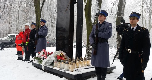 Zapalono znicze i złożono kwiaty pod pomnikiem upamiętniającym tragedię na terenie MTK