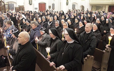 ▲	Przeżywana w uroczystość Ofiarowania Pańskiego liturgiczna celebracja Dnia Życia Konsekrowanego co roku gromadzi setki sióstr i braci.