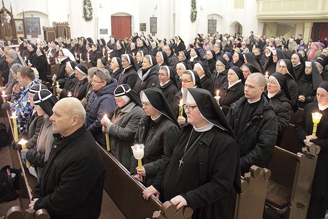 ▲	Przeżywana w uroczystość Ofiarowania Pańskiego liturgiczna celebracja Dnia Życia Konsekrowanego co roku gromadzi setki sióstr i braci.