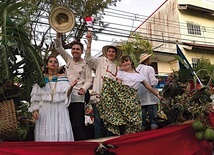 Podczas parady w Penonome pielgrzymi mieli okazję ubrać się w regionalne stroje.  Dziewczęta zostały uczesane w zgodzie z lokalną tradycją.